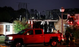 Les pompiers au travail devant l'église mormone de Grand Blanc, dans le Michigan, attaquée à l'arme à feu et incendiée par un individu le 28 septembre 2025