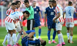Kylian Mbappe reste au sol après un contact lors de la victoire des Bleus en 16e de finale de la Coupe du monde contre le Paraguay, le 4 juillet 2026 à Philadelphie
