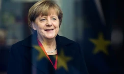 La chancellière Angela Merkel sourit face au reflet du drapeau européen le 13 novembre 2015 à Berlin