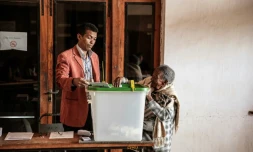 Une femme dépose son bulletin dans l'urne lors de l'élection présidentielle à Antananarivo, à Madagascar, le 19 décembre 2018