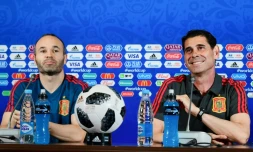 Le milieu de terrain espagnol Andres Iniesta et le sélectionneur Fernando Hierro, en conférence de presse le 19 juin 208 à Kazan