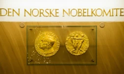 Les deux faces de la médaille du prix Nobel exposées dans le hall de l'Institut Nobel à Oslo, en décembre 2015