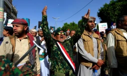 Des Yéménites partisans des rebelles Houthis manifestent à Sanaa à l'ocasion du 7e anniversaire du début du conflit, le 26 mars 2022