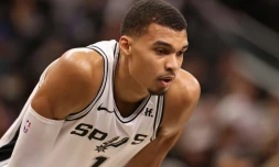 Le Français Victor Wembanyama des San Antonio Spurs aux lancers-franc contre les Dallas Mavericks le 25 octobre 2023 au Frost Bank Center à San Antonio au Texas