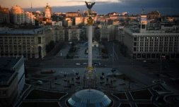 Le soleil se lÚve sur la place de l'Indépendance à Kiev, le 23 février 2022 en Ukraine
