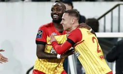 Le Lensois Przemyslaw Frankowski (d) félicité par Seko Fofana aprÚs son but contre Strasbourg, le 7 avril 2023 à Lens