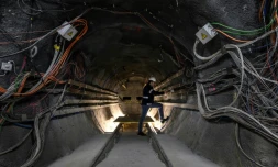 Le géologue Christophe Nussbaum, responsable du laboratoire international du Mont Terri, inspecte un tunnel expérimental pour l'enfouissement des déchets radioactifs, le 6 avril 2022 prÚs de Saint-Ursanne, en Suisse