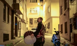 Un joueur de davul, tambour à deux faces, sonne l'heure du dernier repas avant d'entamer le jeûne du ramadan à l'aube, le 24 février 2026 à Istanbul