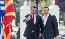 Le Premier ministre grec Alexis Tsipras accueilli par son homologue nord-macédonien Zoran Zaev (g) à Skopje, le 2 avril 2019