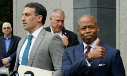 Le maire de New York, Eric Admas (d) et son avocat Alex Spiro (g), à la sorite du tribunal, le 27 septembre 2024 à New York 