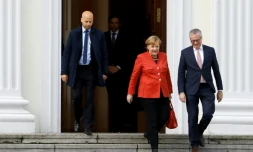 La chancelière allemande Angela Merkel quitte la résidence présidentielle après avoir rencontré le président Frank-Walter Steinmeier, le 20 novembre 2017 à Berlin