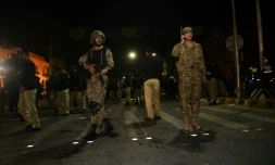 Des soldats pakistanais sécurisent le site où une explosion a fait au moins dizaine de morts à Lahore, le 13 février 2017