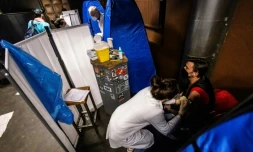 Un homme vacciné contre le Covid-19 à Berlin, le 8 janvier 2022