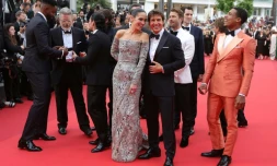 Jennifer Connelly (g), Tom Cruise (c) et Greg Tarzan Davis (d) sur le tapis rouge pour la présentation du film "Top Gun: Maverick", le 18 mai 2022 au Festival de Cannes