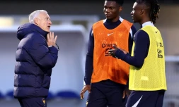 Aurélien Tchouameni (au centre) discute avec le sélectionneur Didier Deschamps et son coéquipier Eduardo Camavinga durant l'entraßnement mardi 19 mars 2024 à Clairefontaine-en-Yvelines.