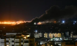 De la fumée s'élève d'un quartier de la banlieue sud de Beyrouth, cible d'un raid israélien tôt le 1er octobre 2024