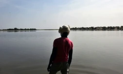 Un Tchadien au bord du lac Tchad, le 26 janvier 2015