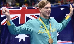 L'Australien Kyle Chalmers exulte avec sa médaille d'or au tour du cou après sa victoire au 100 m libre aux JO de Rio, le 10 août 2016