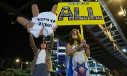 Des manifestants réclament la libération des otages retenus à Gaza, devant le ministère israélien de la Défense à Tel Aviv, le 25 janvier 2025
