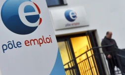 Un homme sort d'un Pôle Emploi à Nantes, le 15 janvier 2018