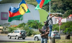 Des partisans de l'indépendance de la Nouvelle-Calédonie brandissent des drapeaux kanak, le 27 juin 2024 à Nouméa