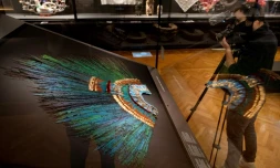 Le "penacho", coiffure de cérémonie dont la légende veut qu'elle ait été portée par l'empereur aztèque Moctezuma, exposée au Musée d'ethnologie à Vienne, le 15 octobre 2020