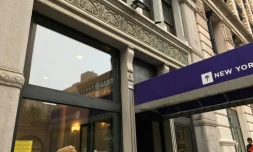 Des boîtiers capteurs de sons (en haut, au centre) transmettant leurs données à des serveurs par wifi ont été testés dans le quartier de Greenwich Village, à New York.