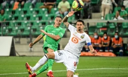 Le Stéphanois Romain Hamouma (g) à la lutte avec le capitaine lillois José Fonte, le 21 août 2021 à Geoffroy-Guichard