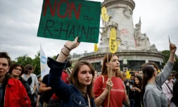 Des manifestants rĂ©unis contre l'extrĂȘme droite place de la RĂ©publique Ă Paris, le 3 juillet 2024