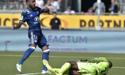 L'attaquant de Lyon Alexandre Lacazette (g), inscrit l'un de ses 3 buts face à Nancy au stade Marcel Picot, le 14 août 2016