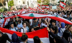 Des étudiants libanais manifestent dans la ville de Saïda, au sud de Beyrouth, le 6 novembre 2019