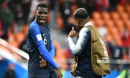 Paul Pogba et Presnel Kimpembe esquissent une dance pour saluer la victoire des Bleus sur le Pérou dans le groupe C du Mondial à Ekaterinbourg, le 21 juin 2018