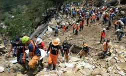 Recherche de survivants après un glissement de terrain provoqué par le typhon Mangkhut, le 18 septembre 2018 à Itogon, aux Philippines