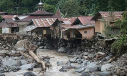 Des maisons endommagées aprÚs des inondations et des coulées de lave froide, le 12 mai 2024 à Tanah Datar, sur l'ßle de Sumatra, dans l'ouest de l'Indonésie