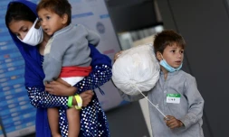 Des réfugiés afghans arrivent à l'aéroport Dulles à Washington, le 27 août 2021