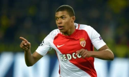 L'attaquant de Monaco Kylian Mbappé fête un but contre le Borussia, le 12 avril 2017 à Dortmund