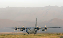 Un avion de transport militaire américain C-130  à l'atterrissage le 19 août 2012à l'aéroport de Kaboul
