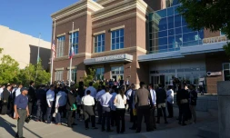 Des candidats font la queue pour un recrutement organisé par la police de l'immigration (ICE) à Provo, dans l'Utah, le 15 septembre 2025