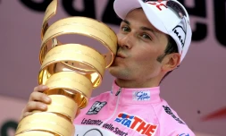 L'Italien Ivan Basso embrasse le trophée du Giro après avoir remporté l'épreuve italienne, le 28 mai 2006 à Milan