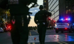 Des policiers sécurisent une zone après une attaque contre des militaires de la Garde nationale, le 26 novembre 2025 à Washington