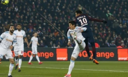 La star du PSG, Neymar Jr, à la lutte avec le Marseillais Hiroki Sakai, lors du classique de Ligue 1 disputé au Parc des Princes le 25 février 2018