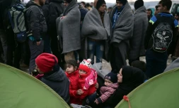 Migrants et réfugiés patientent le 29 février 2016 dans le camp d'Idomeni, en GrÚce, l'ouverture de la frontiÚre avec la Macédoine