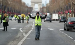 Un "gilet jaune" sur les Champs-Elysées, le 22 décembre 2018