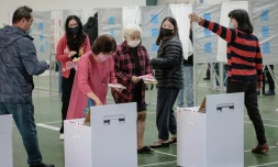 Des électeurs taïwanais votent à la présidentielle, le 13 janvier 2024 à Tainan