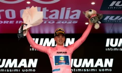 Le Danois Mads Pedersen, vainqueur de la première étapee du Giro et maillot rose, le 9 mai 2025, à Tirana en Albanie