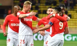 L'attaquant de Monaco Radamel Falcao (d) félicité par ses coéquipiers aprÚs son but contre Rennes, le 20 décembre 2017