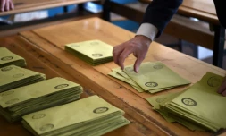 Des scrutateurs d'un bureau de vote lors du référendum sur une réforme renforçant les pouvoirs du président Recep Tayyip Erdogan, le 16 avril 2017 à Istanbul