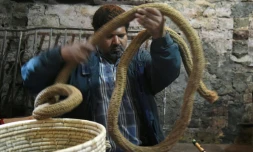 Magicien de rue, Ishamuddin Khan a émerveillé le monde entier en réalisant le légendaire tour de la corde qui s'élève dans l'air. Mais en Inde, il doit combattre une loi qui criminalise les artistes comme lui.