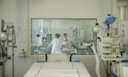 Un service de réanimation dans un hôpital de banlieue parisienne, en 2013