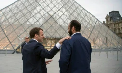 Le président Emmanuel Macron et le prince héritier saoudien Mohammed ben Salmane devant la pyramide du Louvre à Paris le 8 avril 2018